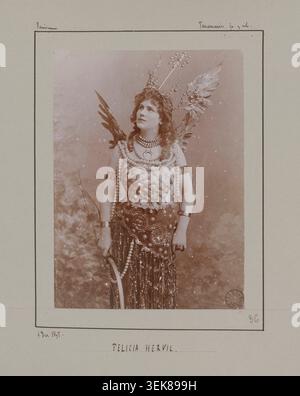 Félicia Hervil erscheint in einem fotografischen Porträt vom 7. Dezember 1895 in Verbindung mit Tananarive... Na ja! Im Parisiana-Konzert in Paris, Frankreich. Das Porträt zeigt einen Künstler, der mit der Unterhaltung der Revue in der französischen Hauptstadt verbunden ist. Stockfoto