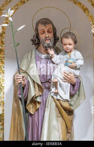 WIEN, AUSTIRA - 24. JUNI 2021: Die Statue des hl. Josef in der Kalvarienbergkirche eines unbekannten Künstlers. Stockfoto