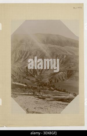 Trotabas fotografiert allgemeine Ansichten der Ravins des combettes bei Lambruisse und zeichnet Schluchten auf, die mit der Bergrekonstruktion in Alpes-de-Haute-Provence in Verbindung stehen. Stockfoto