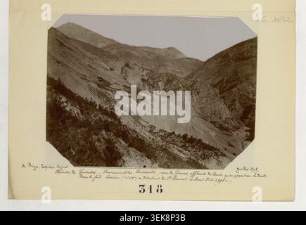 1909 zeigt ein Pressefoto zusammen mit der Fondasses-Baumschule eine allgemeine Ansicht der Fondasses- und Gravas-Schluchten bei Guillaumes und dokumentiert die Restaurierung von Berglandschaften innerhalb der Alpes-Maritimes-Landschaft. Stockfoto