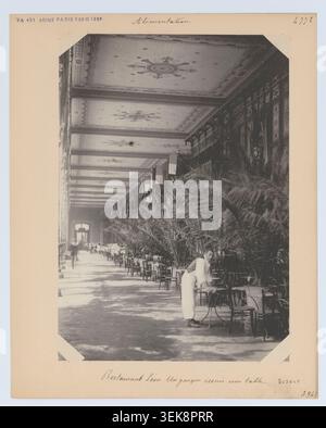 Ein Kellner wischt während der Internationalen Ausstellung 1889 in Paris einen Tisch im Restaurant Léon im Champ-de-Mars ab. Das Foto zeigt das Innere eines Restaurants, das Besuchern dient, und enthält dekorative Möbel in der Ausstellungsumgebung. Stockfoto