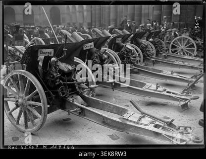 Deutsche Kanonen, die vom Feind gefangen wurden, sind im Cour d'Honneur des Hôtel des Invalides in Paris auf diesem Pressefoto von Agence Rol aus dem Jahr 1915 zu sehen. Die Ausstellung präsentiert militärische Trophäen und Artillerieausrüstung, die mit dem deutschen Heer während des Ersten Weltkriegs in Verbindung gebracht wurden. Stockfoto