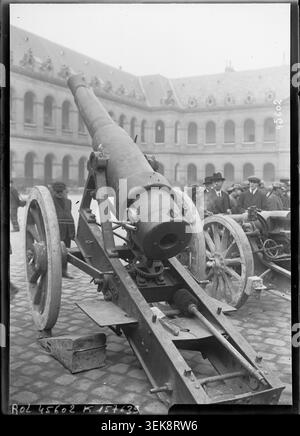 Deutsche Kanonen sind am 10. Oktober 1915 im Innenhof des Hôtel des Invalides in Paris als Trophäen ausgestellt, die dem Feind entnommen wurden. Das Pressefoto zeigt eine Militärausstellung aus dem Ersten Weltkrieg. Stockfoto
