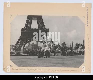 Von hinten betrachtet zeigt die Fontaine de Coutan auf der Internationalen Ausstellung 1889 in Paris mehrere Besuchergruppen, die vorbeiziehen. Hippolyte Blancard fotografierte diese Skulptur im Freien in der Nähe des Eiffelturms und des Palais du Trocadéro am Champ-de-Mars. Stockfoto