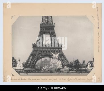 Von hinten erscheint die Fontaine de Coutan mit dem Eiffelturm und dem Palais du Trocadéro im Hintergrund während der Ausstellung Universelle 1889 in Paris. Hippolyte Blancard fotografierte die Szene mit architektonischen Ansichten und monumentalen Skulpturen. Stockfoto