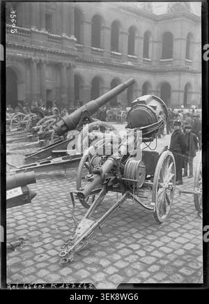 Soldaten und militärische Trophäen werden im Hôtel des Invalides in Paris während der von Agence Rol organisierten Ausstellung vom 10. Oktober 1915 ausgestellt. Stockfoto