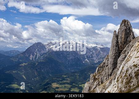 Ein atemberaubender Panoramablick auf das Tennengebirge in Österreich. Zerklüftete Gipfel, teilweise mit Schnee bedeckt, erheben sich dramatisch gegen einen bac Stockfoto