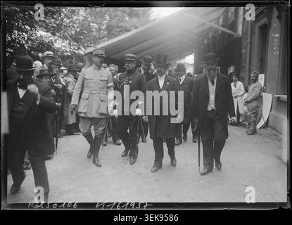 Louis Eugène Albéric Hudelo eröffnet im August 1917 den Wettbewerb Lépine in Paris. Das monochrome Pressefoto von Agence Rol dokumentiert die offizielle Eröffnung und dokumentiert ein öffentliches Ereignis in der französischen Hauptstadt während des Ersten Weltkriegs. Stockfoto