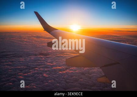 Luftbild vom Flugzeug über Fluffy Clouds. Stockfoto