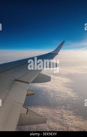 Luftaufnahme aus dem Flugzeug über flauschige Wolken, vertikaler Schuss Stockfoto