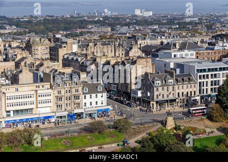 Blick auf die Stadt vom Schloss, Princes Street & Princes Street Gardens, Edinburgh, Schottland Stockfoto