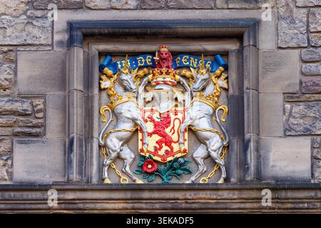 Wappen mit dem Löwen von Schottland und zwei Einhörnern in Verteidigung auf Edinburgh Castle, Schottland Stockfoto