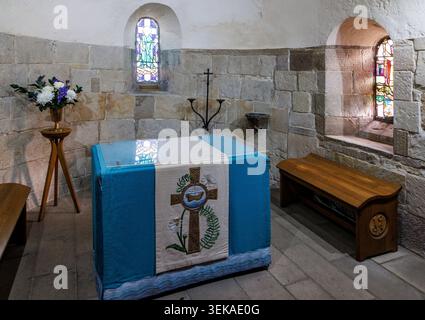 Buntglasfenster und Altar in der St. Margaret's Chapel in Edinburgh Castle, Schottland, Großbritannien Stockfoto