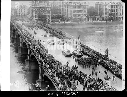 Die britischen Angriffspanzer ziehen am 19. Juli 1919 während der Siegesfeier über die Westminster Bridge in London und nehmen an offiziellen militärischen Zeremonien teil. Stockfoto
