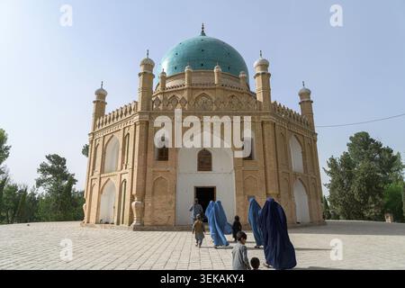 Gruppe von Frauen mit Burkas, die das Mausoleum von Mirwais Hotak in kandahar betreten, eine bedeutende historische Struktur mit traditionellem islamischem Archit Stockfoto
