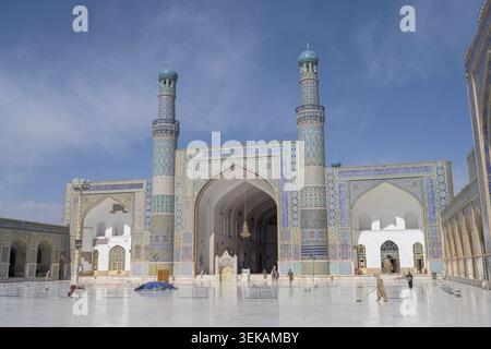 Komplizierte Fliesenarbeiten an der historischen großen Moschee von Herat Fassade. Stockfoto