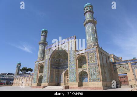Historische große Moschee von Herat mit detaillierter islamischer Architektur mit farbenfrohen Mosaikfliesen, Minaretten und großen Bögen. Stockfoto