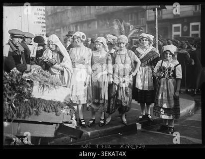 Frauen, die Sainte Catherine feiern, füllen 1924 eine Pariser Straße, während sich Katharinetten im Freien zur Feier des Festtags versammeln. Stockfoto