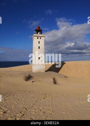 Rubjerg Knude, Dänemark – verlassener Leuchtturm, umgeben von wandernden Sanddünen mit der Nordsee im Hintergrund Stockfoto