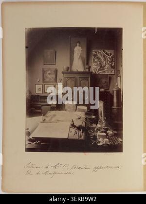 Eugène Atget fotografierte 1910 das Innere von Mr. C., einem Wohnungsdekorateur, in der Rue du Montparnasse in Paris. Das Foto zeigt eine bürgerliche Residenz, die mit Inneneinrichtung und einer künstlerischen Werkstatt verbunden ist. Stockfoto