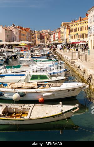 Eine Reihe von angedockten Booten und Fischereifahrzeugen entlang der Uferpromenade im Hafen von Rovinj, Kroatien. Stockfoto