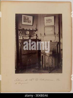 Eugène Atget fotografierte 1910 das Innere von Mr. B., einem Sammler, in der Rue de Vaugirard in Paris. Auf dem Foto ist eine bürgerliche Residenz mit einem Kamin in der Wohnung, Möbeln im Zusammenhang mit der Sammlung und Inneneinrichtung dokumentiert. Stockfoto