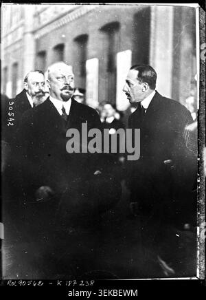 König Alfonso XIII. Von Spanien steht neben Prinz Heinrich von den Niederlanden bei einem Besuch in Spanien im Jahr 1924. Auf dem monochromen Pressefoto von Agence Rol ist ein Treffen zwischen europäischen Königsleuten in der Zwischenkriegszeit aufgezeichnet. Stockfoto