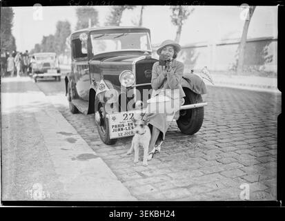 Mme Brunot fährt Peugeot Nummer 22 beim Start der Rallye Paris–Juan-les-Pins am 4. September 1933 in Orly. Das Pressefoto von Agence Rol zeichnet eine Autorin und Rallyespaß in Frankreich während der Zwischenkriegszeit auf. Stockfoto