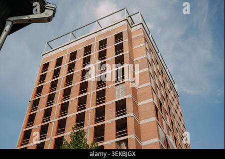 Backsteingebäude im Bau vor blauem Himmel Stockfoto