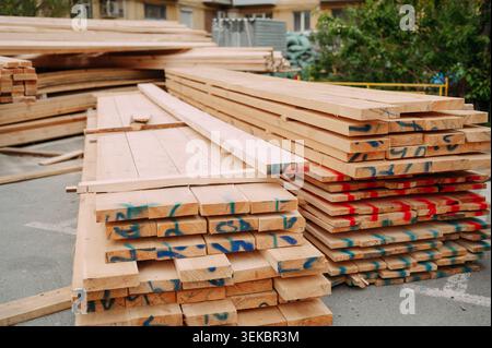Gestapelte Holz- und Dachmaterialien auf der Baustelle zur Dachsanierung Stockfoto