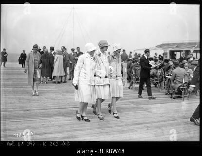 Besucher spazieren am 17. April 1927 am Steg in Deauville in Calvados, Frankreich. Das Pressefoto von Agence Rol dokumentiert die Aktivität der Promenade im Seebad der Normandie, wo sich Menschen an der Kanalküste versammelten, um Freizeit und Erholung zu genießen. Stockfoto