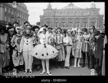 Junge Frauen in Kostümen für das fest der Heiligen Katharina treffen sich 1922 auf dem Place de l’Opéra in Paris. Das einfarbige Pressefoto zeichnet die Teilnehmer in einem kollektiven Porträt auf, das mit der jährlichen Feier verbunden ist. Stockfoto