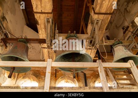 Drei große Metallglocken mit Patina im Glockenturm der St. Euphemia Kirche in Rovinj, Kroatien. Stockfoto