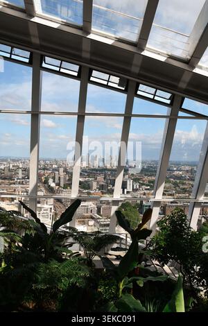 Blick auf London vom Inneren des Sky Garden mit dem Geschäftsviertel Canary Wharf im Hintergrund, England, Großbritannien Stockfoto
