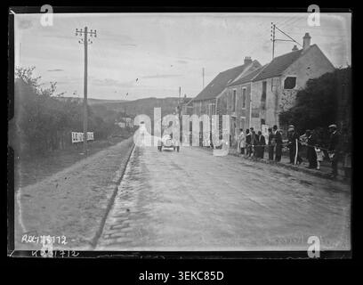 Ein Pressefoto von 1933 dokumentiert Hans Ruesch während des Bergaufstiegs Gometz-le-Châtel in Essonne, Frankreich. Ruesch tritt mit einem 3-Liter-Maserati-Rennwagen in einem von Agence Rol dokumentierten Motorrennwettbewerb auf. Stockfoto