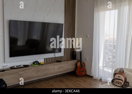Serbien Subotica 29.05.2026 Cozy Living Room Tv Gitarre Rucksack Interior Stockfoto