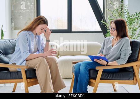 Individuelle psychologische Beratung, verärgerte Patientin mit einer professionellen Therapeutin Stockfoto