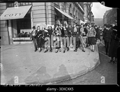 Frauen, die das fest der Sainte-Catherine feiern, versammeln sich 1922 in Place Vendôme in Paris und erscheinen zusammen auf einem Pressefoto, das mit der Tradition unverheirateter Frauen, den sogenannten Katharinetten, assoziiert ist. Stockfoto