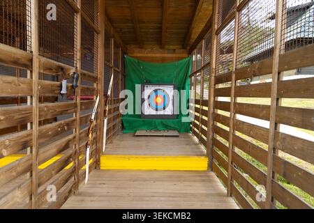 Serbien El Paso City 25.05.2026 Bogenschießstrecke Holzkorridor Zielbögen Perspektive Stockfoto