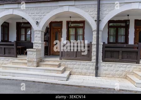 Serbien Mokra Gora 26.05.2026 Stone Archway House Fassade Holzterrasse Stockfoto