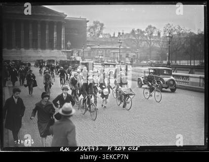 Die Teilnehmer des Catherinettes-marsches verliefen am 27. November 1927 in der Nähe der Nationalversammlung in Paris. Dieses Pressefoto zeigt Sportlerinnen, die an einer Wanderveranstaltung im Zusammenhang mit dem Sainte-Katharinenfest und den damit verbundenen Festlichkeiten teilnehmen. Stockfoto
