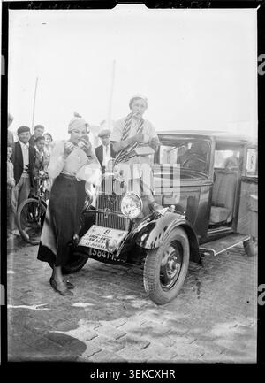 Simone Jarnac fährt mit Mme Dubuctaine während der Abfahrt der Rallye Paris–Juan les Pins von Orly am 4. September 1933 Peugeot mit der Nummer 8. Auf dem Pressefoto sind weibliche Teilnehmer aufgezeichnet, die sich auf die Motorsportveranstaltung vorbereiten. Stockfoto