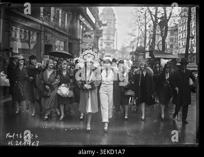 Junge Frauen tragen Kostüme während der Feierlichkeiten zur Sainte Catherine in Paris am 24. November 1928. Auf diesem Pressefoto von Agence Rol sind die Teilnehmer in schickem Kleid für den Festtag aufgezeichnet. Stockfoto