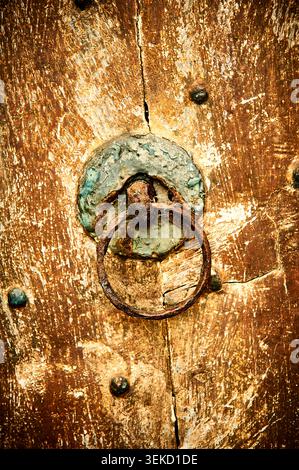 Alter rostiger Türgriff an der Holztür in die Kirche Stockfoto