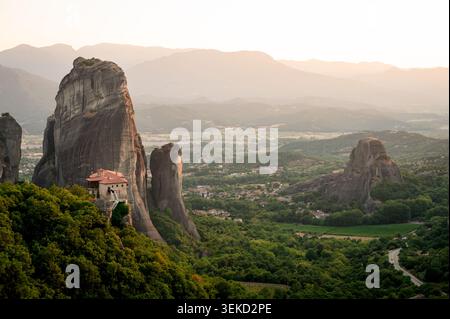 Blick auf die Meteora-Klöster und Felsformationen bei Sonnenuntergang in Griechenland Stockfoto
