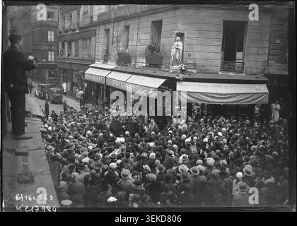 Das Pressefoto von Agence Rol aus dem Jahr 1930 zeigt die Menge an der Kreuzung von Rue Poissonnière und Rue de Cléry in Paris während des Sainte-Catherine-Festes. Die Szene zeigt öffentliche Feierlichkeiten im 2. Arrondissement. Stockfoto