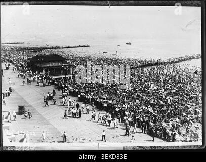Ein Pressefoto von Pacific and Atlantic aus dem Jahr 1928 zeichnet eine Luftaufnahme des Coney Island Beach in New York auf. Das Bild zeigt die Küste und den Strandbezirk von oben und dokumentiert die Küstenlage der Nachbarschaft während der Zwischenkriegszeit. Stockfoto
