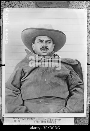 W. L. Warden erscheint als Cowboy gekleidet auf einem Pressefoto aus dem Jahr 1928, das von einem Originalbild der pazifischen und atlantischen Agentur reproduziert wurde. Das einfarbige Porträt identifiziert den britischen Journalisten in Kostümen der Zwischenkriegszeit. Stockfoto