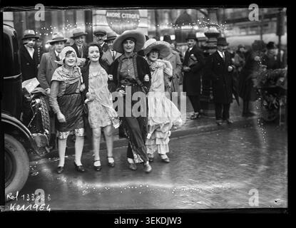Junge Frauen in Kostümen nehmen am 24. November 1928 an den Festlichkeiten der Sainte-Katharina in Paris teil. Auf diesem Pressefoto von Agence Rol sind kostümierte Teilnehmer im Zusammenhang mit dem Sainte-Catherine-fest in der französischen Hauptstadt aufgezeichnet. Stockfoto