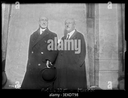Dr. Vaillant und Dr. Lobligeois stehen 1926 in Paris auf einem Pressefoto zusammen, das die beiden Ärzte in einem formellen kollektiven Porträtarrangement aufzeichnet, das mit dem zeitgenössischen Berufsleben assoziiert ist. Stockfoto